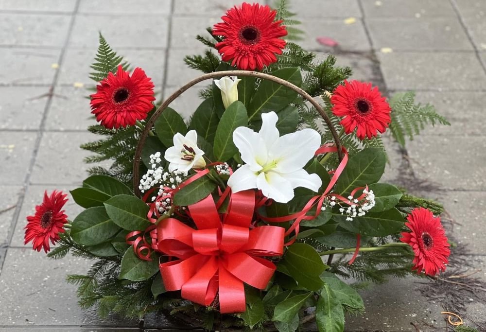 N-L01 Korpa od crvenih gerbera i belih ljiljana