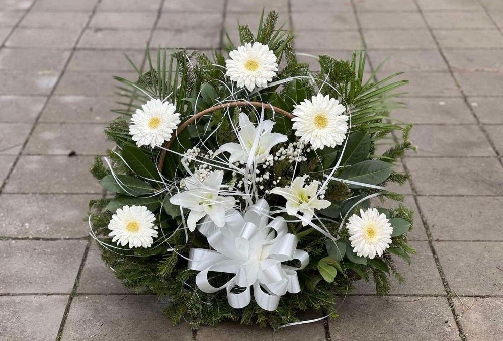 N-L03 Korpa od belih gerbera i ljiljana