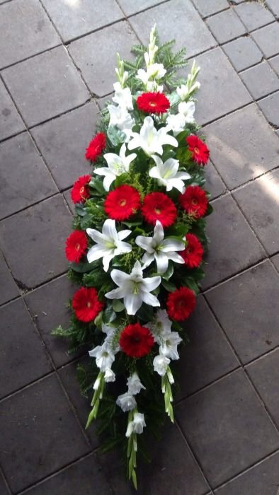 N-SS27 Suza za sanduk od belih ljiljana, crvenih gerbera i zelenila