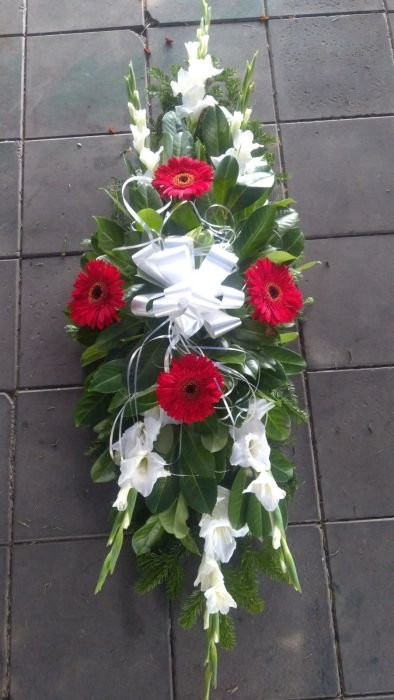 N-SS28 Suza za sanduk od crvenih gerbera, belih ljiljana i mašne