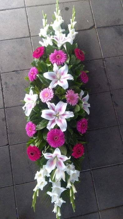 N-SS29 Suza za sanduk od ružičastih ljiljana, ciklama gerbera i zelenila