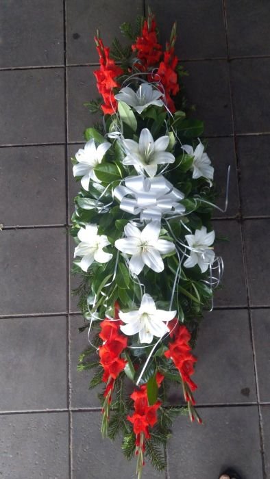 N-SS30 Suza za sanduk od belih ljiljana, crvenih gerbera i mašne