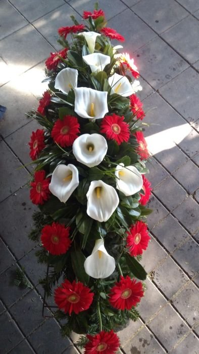 N-SS32 Suza za sanduk od belih kala i crvenih gerbera