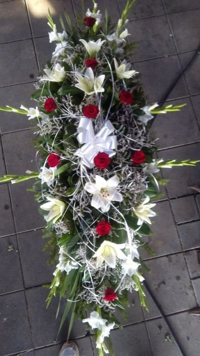 N-SS43 Suza za sanduk od belih ljiljana, crvenih ruža i belih gladiola
