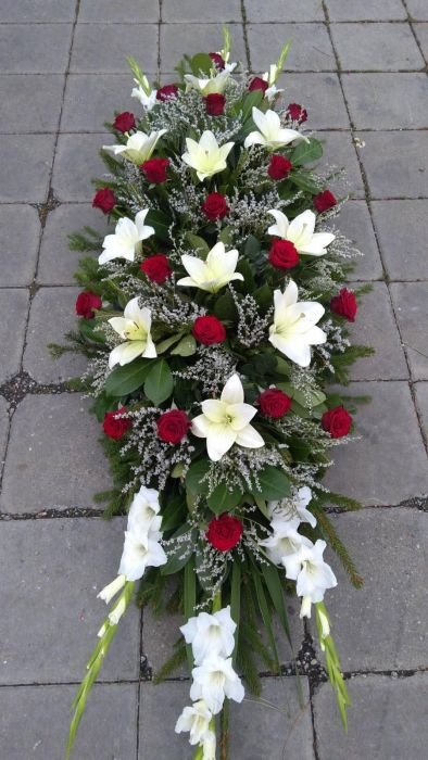 N-SS44 Suza za sanduk od belih ljiljana, crvenih ruža i statice