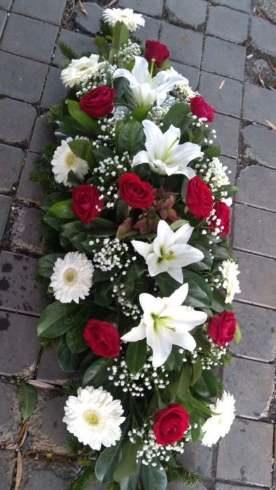 N-SS09 Suza za sanduk od belih ljiljana, belih gerbera i crvenih ruža