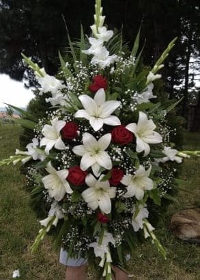 N-V102 Venac od belih ljiljana, crvenih ruža, belih gladiola i gipsofile