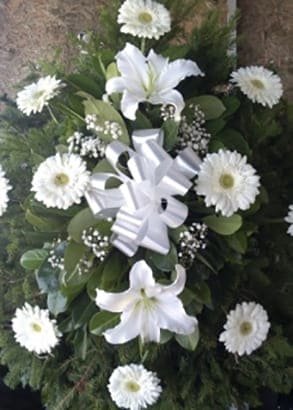 N-V58 Venac od belih ljiljana, gerbera i gipsofile