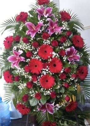 N-V48 Venac od ružičastih ljiljana, crvenih gerbera i crvenih ruža