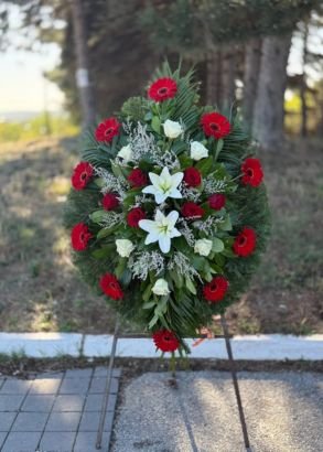 N-V51 Venac od crvenih gerbera, belih ljiljana i statice