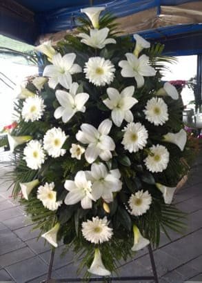 N-V63 Venac od belih ljiljana, gerbera i kala