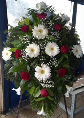 N-V64 Venac od belih gerbera, crvenih ruža i gipsofile