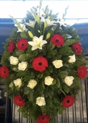 N-V73 Venac od crvenih gerbera, belih ljiljana i krem ruža