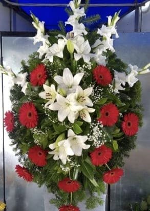 N-V74 Venac od belih ljiljana, crvenih gerbera i belih gladiola
