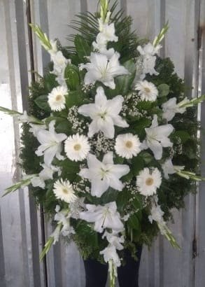 N-V75 Venac od belih ljiljana, gerbera, gladiola i gipsofile