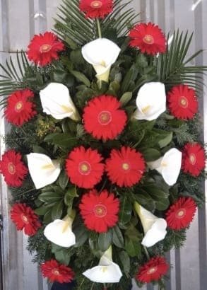 N-V77 Venac od crvenih gerbera, belih kala i zelenila