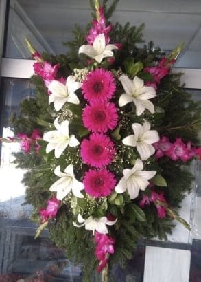 N-V79 Venac od pink gerbera, belih ljiljana i pink gladiola