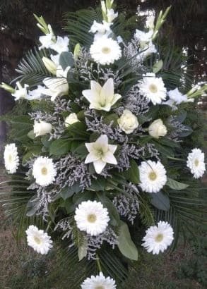 N-V93 Venac od belih gerbera, ljiljana i zelenila
