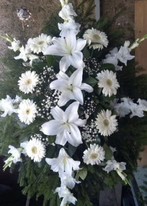 N-V96 Venac od belih ljiljana, gerbera i gladiola II