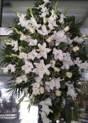 N-V95 Venac od belih ljiljana, belih gladiola i krem ruža