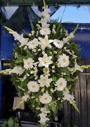 N-V98 Venac od belih gerbera, ljiljana i gladiola